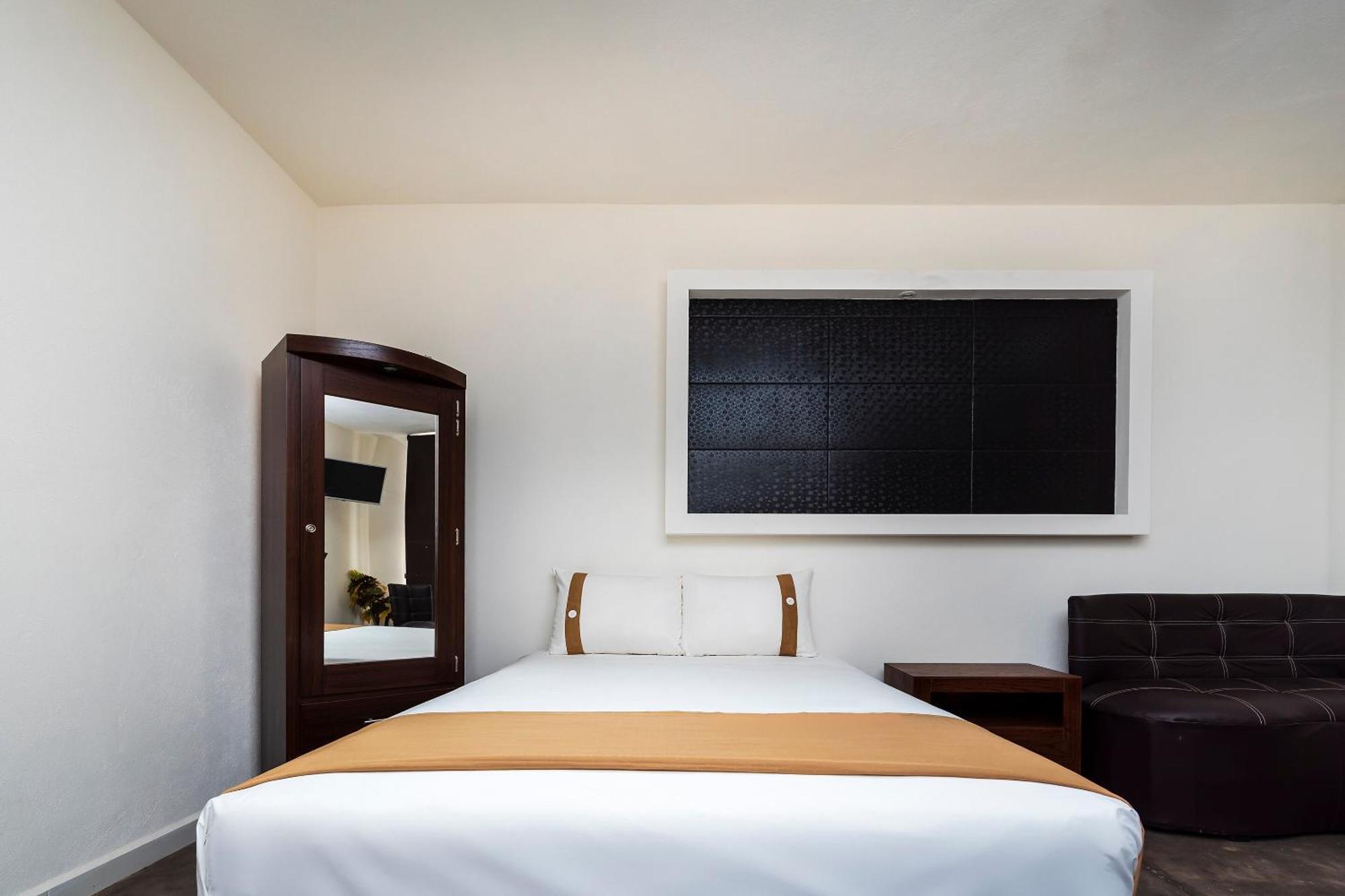 Capital O Hotel Joyma Suites, San Luis San Luis Potosi Bagian luar foto